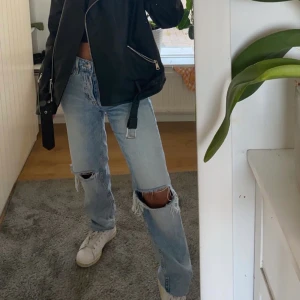 Hm jeans  - Skitsnygga jeans från hm med hål på knäna, slut på deras hemsida!