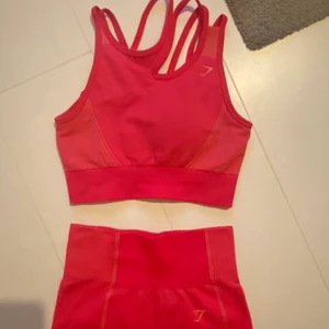 Rosa Gymshark set, 2 delar  - Ett par rosa leggings Storlek XS/S och  en rosa croptop storlek XS/S från Gymshark , använt fåtal gånger så de som nytt !! Toppen och leggingsen för 400kr inklusive frakt , styck pris kan diskuteras. Skriv till mig för fler bilder !! 💕💕 OBS: TOPPEN PÅ FÖRSTA OCH TREDJE BILDEN ÄR SÅLD!