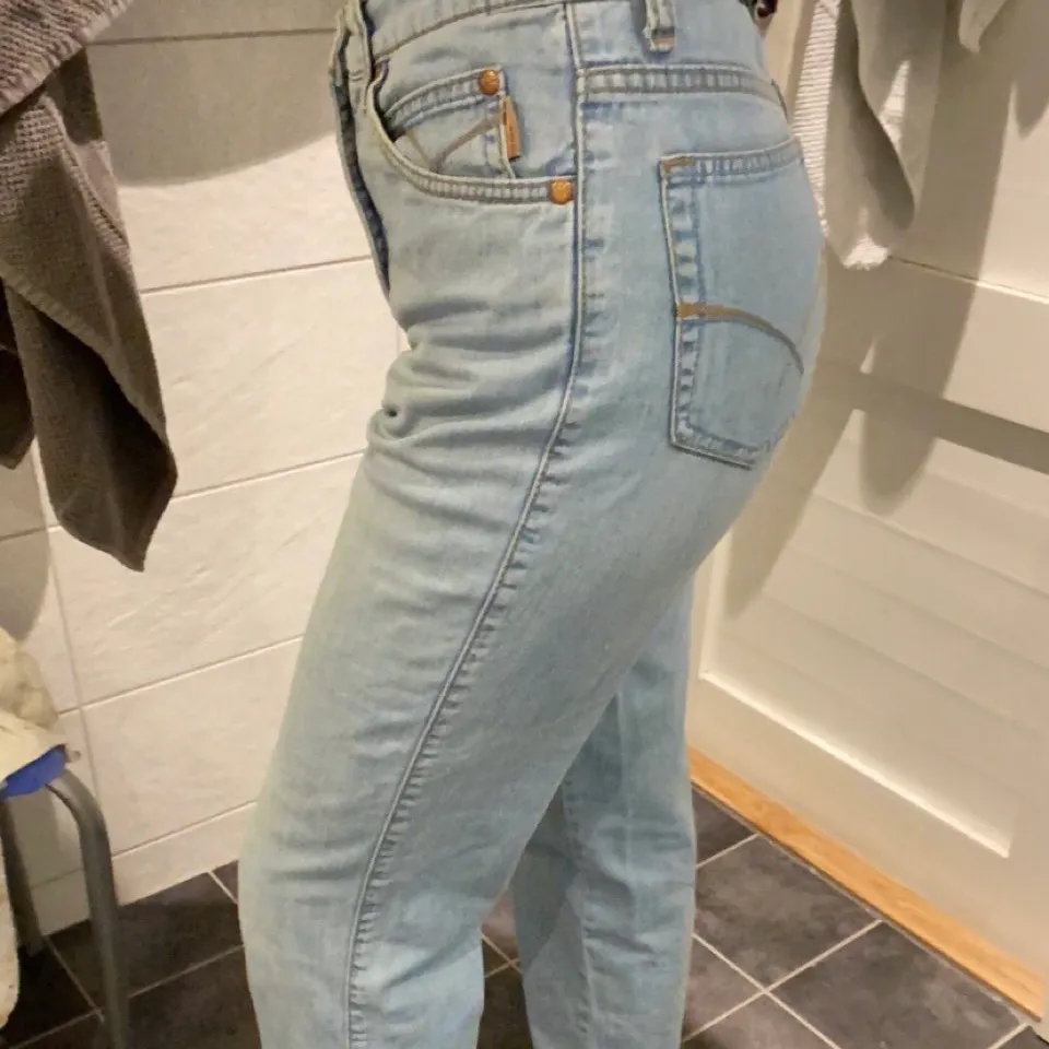 Ett par supersnygga ljusblåa jeans från flash i stl 36! Inte kommit till användning och är så gott som nya. . Jeans & Byxor.