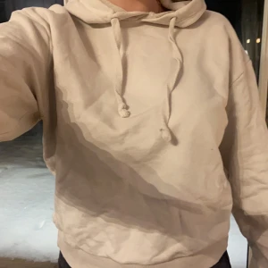 Hoodie - Beige hoodie från NAKD😍😍
