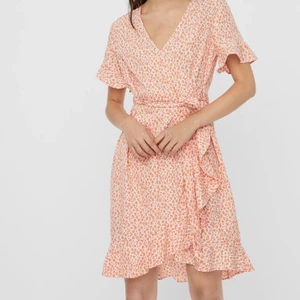 Sommarklänning  - Säljer en jättefin sommarklänning som jag köpte förra sommaren men aldrig använde. Den är lite genomskinlig så passar nog mer som en strandklänning 