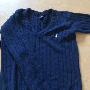Mörkblå Ralph lauren tröja, säljer pga att den inte används. Använd fåtal gånger.