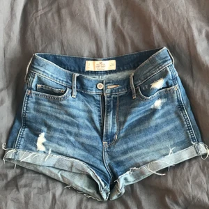 hollister shorts - använda 5 gånger, köpta för 450kr på Hollister. waist 26. frakt 48kr-66kr tillkommer