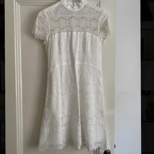 Ida Sjöstedt studentklänning - Superfin vit klänning -perfekt till studenten- i storlek 38, passar dock utmärkt på mig som är en S/M då den är liten i storlek. Inga defekter. Modellen säljs ej längre och nypris 1700 kr. Modellen heter SUTTON DRESS. 