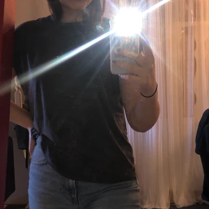 Weekday tröja  - T-shirt från Weekday, köpt på secondhand men kommer inte till användning. Super skönt material!⭐️