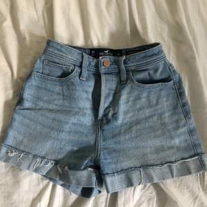 Hollister shorts i modellen ultra high Rise mom shorts. Gott skick, endast använda under 1 sommar. Stängs med 4 knappar.nypris 500kr. Frakt 66kr. 