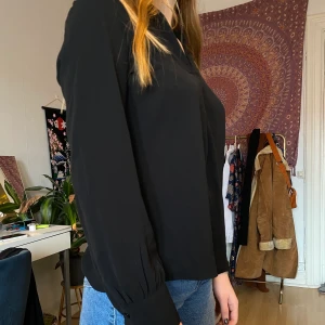 Svart blus🖤 - Säljer denna snygga blus som endast är använd en gång. Den går både att klä upp och ner! 