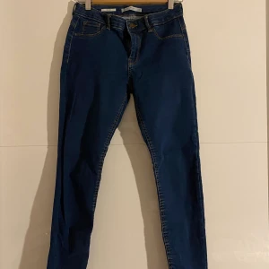 Jeans - Säljer dessa oanvända jeansen ifrån Bershka. Endast provade & tvättade. Köpta för 349 säljer för 150 kr. Köparen står för frakt 💞