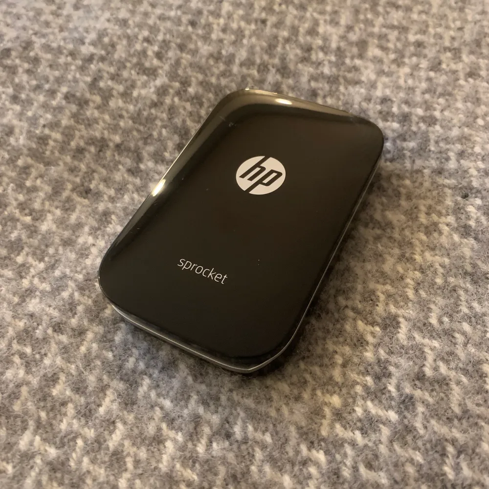 Säljer min miniskrivare då den inte längre kommer till användning. Man kopplar den till mobilen via bluetooth och skriver ut via en app (hp sprocket). Bilderna har även en klistermärkes funktion då man kan dra av baksidan och festa den. Det finns några ark kvar i skrivaren som medföljer. Köpt för ca 1200 för något år sedan men väldigt fint skick. Pris går att diskutera🤍😇. Övrigt.