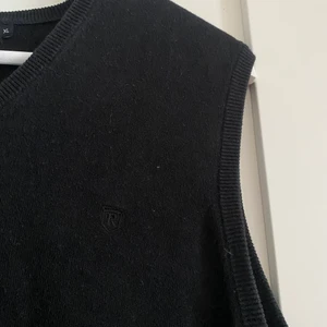 Sweatervest  - Supersnygg Svart sweatervest, strl xl sitter overzised💛 sexondhandköpt och mycket sparsamt använd! Frakt tillkommer☺️