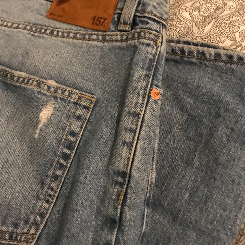 Säljer mina boyfriend jeans då dom tyvär blivit för stora.  Storlek M, men skulle säga att dom sitter som 38-40. Köptes för 300 säljer dom för 80❤️. Jeans & Byxor.
