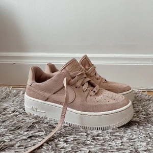 Air Force 1 - Air Force 1 med hög sula i rosa mocka. Använda endast en gång så dom är som nya, men är för små, där av säljer jag dom. Pris går självklart att diskuteras vid smidig affär
