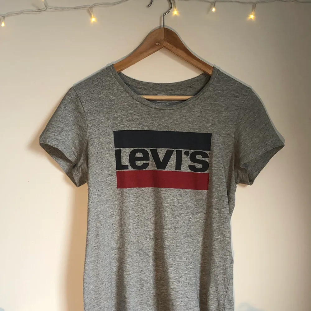 Grå Levi’s t-svurit i S❣️ Köpt i USA och sparsamt använd, jag är normalt M men så passar nog allt från XS-M beroende på hur man vill att den sitter, skriv om du vill ha fler bilder🤍. T-shirts.