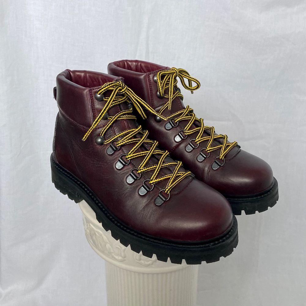 đ DARK RED / BURGUNDY / PURPLE WINTER ANKLE BOOTS WITH STURDY BLACK SOLE AND YELLOW / BLACK STRIPED LACES. FROM SCANDINAVIAN BRAND WHYRED (3RD PIC FOR CORRECT COLOR) âą SIZE - EU 37 (Also fit 37.5) / UK 4 / US 7 âą BRAND - Whyred âą MATERIAL - Leather y2k 90s 80s 70s 60s spring summer sunny autumn winter grey brown white black crop top tshirt strap shirt blouse jumper polo cape coat bolero orange yellow jacket sparkly glitter party evening eyelets green shiny grey silver gold velvet knit vest sweater v neck acne studios eytys shoea heels heal knee high rain skor regn stövlar hĂ€lar klackar röd rött svart gul. Skor.