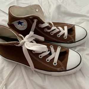 Bruna converse  - ❌ TVÅ OSERIÖSA BUDARE DÄRFÖR LÄGGS DOM UPP IGEN ❌. Intressekoll på min bruna converse! Buda i kommentarerna ⚡️❤️ stl 40. Eller köp direkt för 500kr 