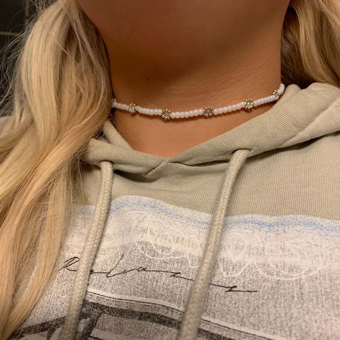 handgjort halsband med metallic blommor