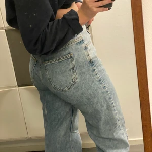 Vida jeans - Jag säljer mina blåa vida jeans från bikbok, köpte för typ 3mån sen men inte kommit till användning då de är lite fel storlek för mig. Strl 29 Ord. Pris 600kr mitt pris 350kr