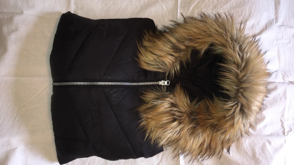 Svart jacka med luva