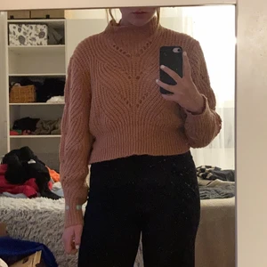 Stickad tröja  - Stickad smutsrosa tröja köpt från Lindex i strl M.   Vid frågor är det bara att skriva, går att få tydligare bilder (smutsig spegel)!🥰  Nytvättad!
