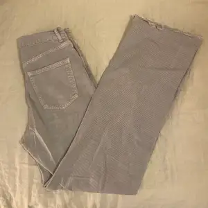 Jeans från zara storlek 38, grå. Använda fåtal gånger nästan nyskick!