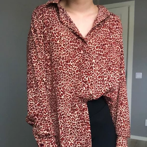Leopard skjorta  - Säljer min sedan länge favorit skjorta då den inte kommer till användning längre!! Skjortan är i fint skick och materialet är i 100% polyester, lite mer glansigt/mjukt. Storlek 36, köpt från H&M! ❤️❤️