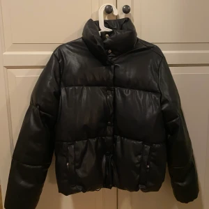 Puffer jacka i skinn  - säljer nu min puffer jacka i skinnimitation för vero moda, bra skick och endast använda ett fåtal gånger. köparen står för frakten 