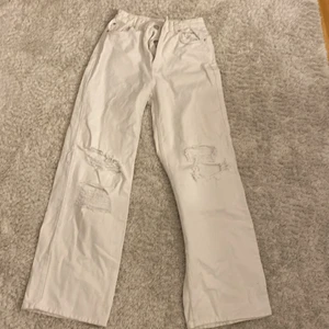 Jeans från Bershka strl S - Vita jeans med hål på knäna från Bershka i storlek S💗 Köparen står för frakt!