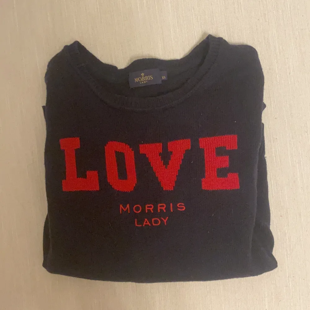 Söt Stickad Morris tröja. Inte använt på flera flera år och från den tid då jag faktiskt använde den verkar den vara mycket sparsamt använd. marinblå och texten love tryck på i rött. Stickat.