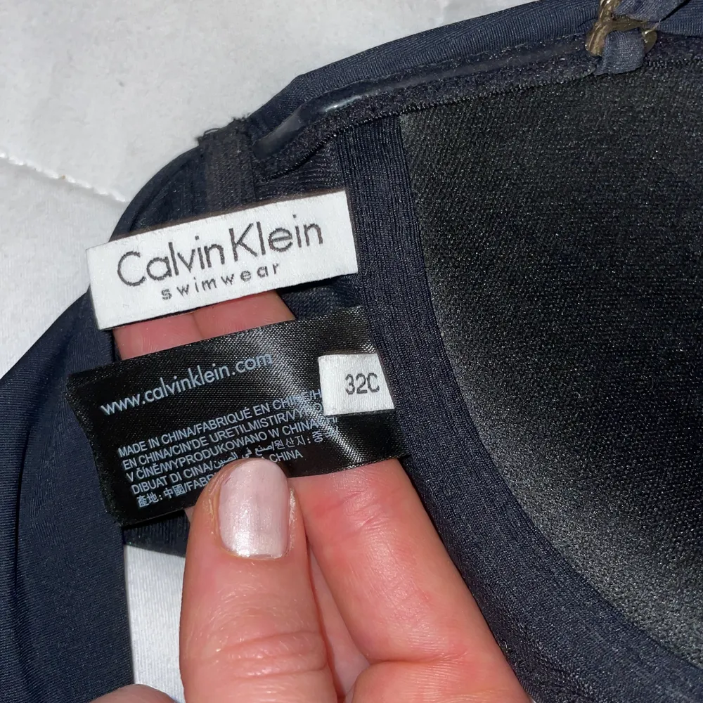 Aldrig använt och slutsåld! Svart Bikini-BH från Calvin Klein med guldiga (inte äkta guld) detaljer. Band som går att ta av kommer till. . Toppar.