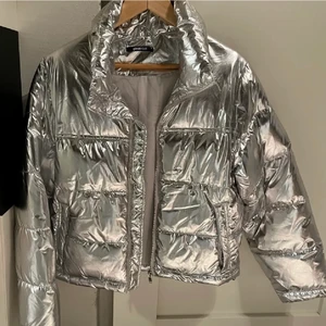 Silvrig jacka - Säljer denna silvriga jacka ifrån gina tricor köpt på plick, jag har använd den typ 3-4 ggr! Så väldigt bra skick på den! Använder den itne så mycket som jag trodde att jag skulle göra säljer för 300 kr