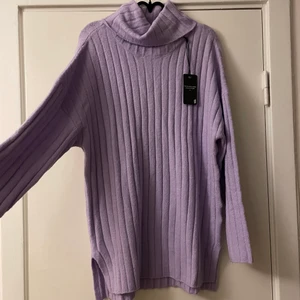 Oanvänd lila stickad tröja - Helt ny lila stickad tröja. Storlek M. Frakt tillkommer 