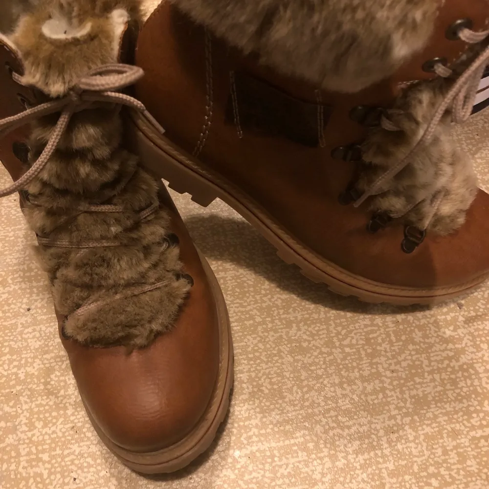 Vinter skor med fluff eller päls. I storlek 38. Använda några gånger men ser ut som nya. Jättesköna 🥰. Skor.