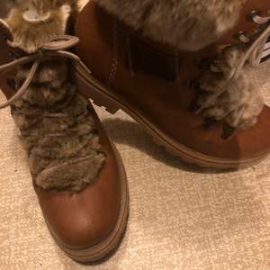 Vinter skor med fluff eller päls. I storlek 38. Använda några gånger men ser ut som nya. Jättesköna 🥰