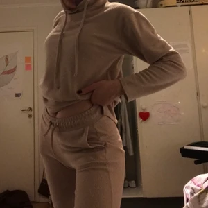 Rosa mjukisset - Säljer detta supersnygga och mysiga set från cubus i storlek XS, då jag tycker det sitter lite tight på mig. Tillsammans kostade klädesplaggen runt 600 kr, men jag säljer dem för 100 kr nu eftersom de är använda X antal gånger. Det är mer rosa i verkligheten än det ser ut på bilderna, eftersom de är tagna med blixt. Pris kan diskuteras😊💕