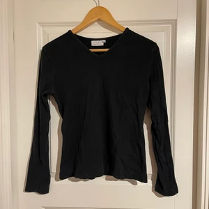 Svart långärmad tröja - En svart långärmad tröja som passar bra till allting. Den är lite v-ringad vid kragen och har en snygg passform. Storlek L men känns verkligen som S. Skriv privat för fler bilder💖