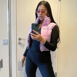 Väst från zara - Säljer min fina väst från zara! Den är som ny! 