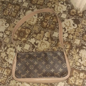 Hård  - Har använt den en gång helt NY men har lite röd färg inneifrån men syns inte.