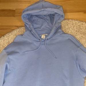 As snygg blå vanlig hoodie som tyvärr inte kommer till användning, använd fåtal gånger.
