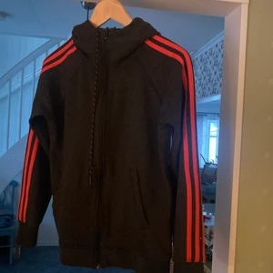 Adidas Hoodie med dragkedja - Mörkgrå med rosa ränder storlek S! 10/10 skick! Säljer för 90kr + frakt 66kr💖