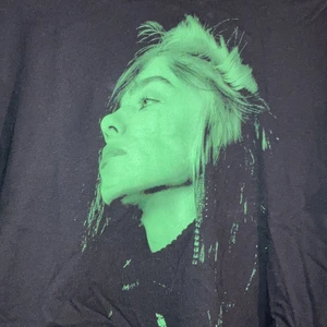 Billie Eilish tröja - Svart billie Eilish tröja från hm, använd 1-2 gånger och såklart tvättad efter det :)