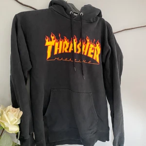 Thrasher hoodie - Säljer min fina thrasher hoodie då den inte kommer till användning längre. Jätte fint skick! Köpt från miinto.se för 1000kr och jag säljer för 350 + spårbar frakt 66kr!  Passar S/M!! Skickar mer bilder vid intresse!🔥🔥🔥 Pris kan diskuteras då jag vill bli av med den.