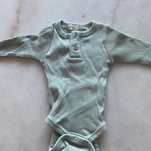 Grön body  - Storlek 56, vill man ha flera plagg så kan jag skicka i samma fraktpåse. Kan bli lite dyrare. 