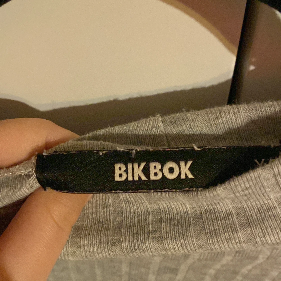 En grå tröja med krage  - 90