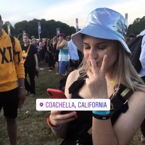 Hatt - Säljer denna ur coola silvriga fiskar hatt som är använd en gång. Den är one size.