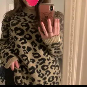 Säljer min fina stickade leopard tröja från nakd som är storlek M. Den är använd väldigt sparsamt som ser ut som helt ny. Kan mötas upp i Stockholm!💞