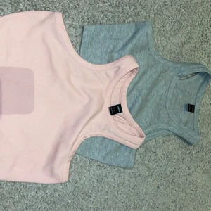 Topp SHEIN  - 10 kr båda storlek S. Tar endast swish