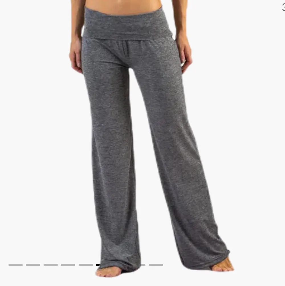 Gråa yoga pants som är väldigt sköna, använd fåtal gånger . Jeans & Byxor.