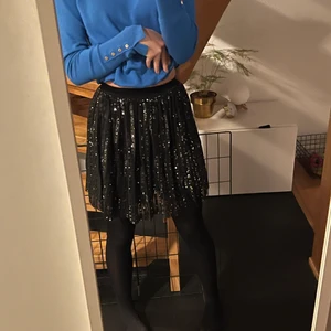 Kjol - SÄLJER FÖR 120 OCH ÄR INTE SÅLD FÖREN ANNONSEN ÄR MARKERAD SÅLD❗️❗️Säljer min fina glittriga kjol som ej kommer till användning men är väldigt trendig så passar på att sälja😊är från Zaras barnavdelning i str 152 men passar mig som vanligtvis är xxs/xs, midjebandet är även lite stretchigt. Läs min bio för mer information💗