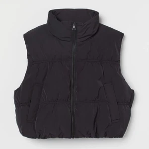Svart väst  - hej, säljer denna västen för 190kr ifrån h&m knappt använd pga av att jag lyckades hitta en annan väst och kunde ej lämna tillbaka den. i storlek xs