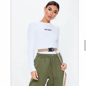 Body - Vit ribbad body från Missguided💕 skriv för fler bilder eller för mer information. OBS! Skärpet på bilden är inte på bodyn i verkligheten☺️
